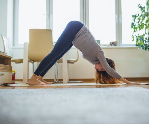 Donna incinta che fa yoga su un tappetino