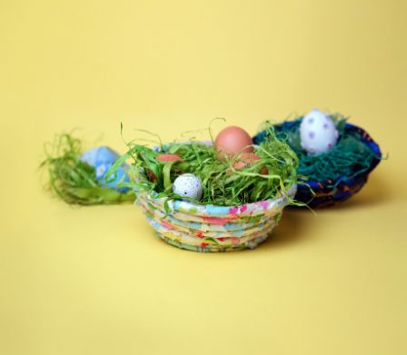 Il cestino di Pasqua upcycling realizzato con resti di nastrini o strisce di tessuto 