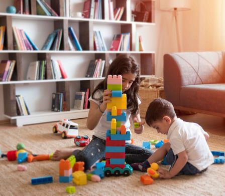 Immersi nel proprio mondo creativo: due bambini giocano con i mattoncini di legno