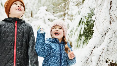 Due bambini che sono felici perché nevica