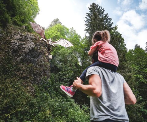 Vater besucht mit Kind den Häxewääg am Schwarzsee