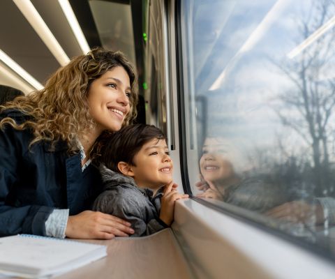 Mutter und Sohn schauen aus dem fahrenden Zug