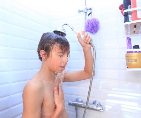 Junge duscht