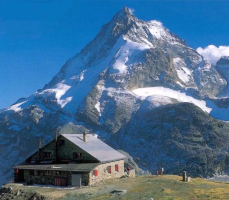 Die Schönbielhütte SAC mit Blick auf das Matterhorn