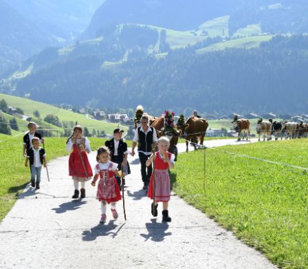 Kinder nehmen am feierlichen Alpabzug in L'Etivaz teil