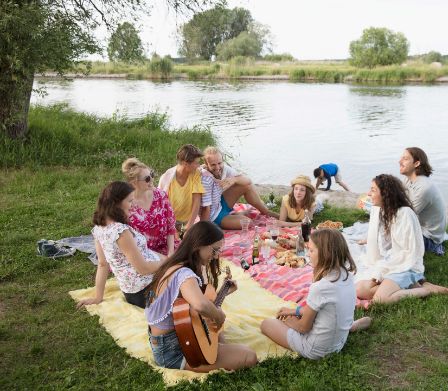 Una famiglia fa un picnic al lago