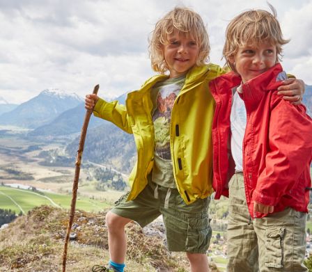 Zwei Jungen in den Bergen mit Wanderbekleidung