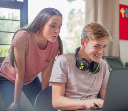 Cloud gaming: deux adolescents jouent sur leur ordinateur portable