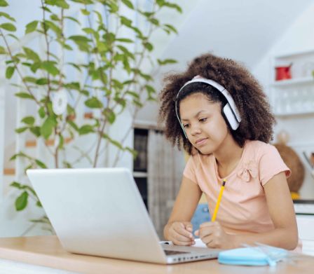 Una ragazza studia a casa con un'app di apprendimento