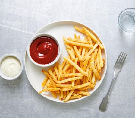 pommes-frites-mit-ketchup-und-mayo