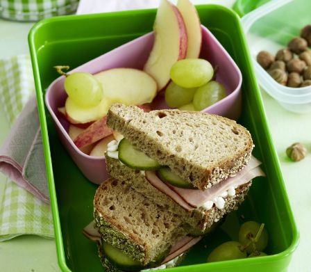 Snack box con sandwich integrale al prosciutto, frutta e nocciole