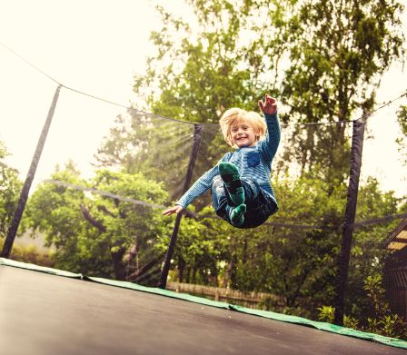 Junge springt auf Trampolin