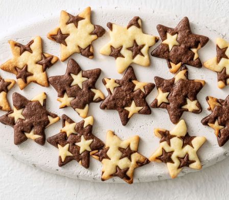 Biscotti bicolore al cioccolato a forma di stella